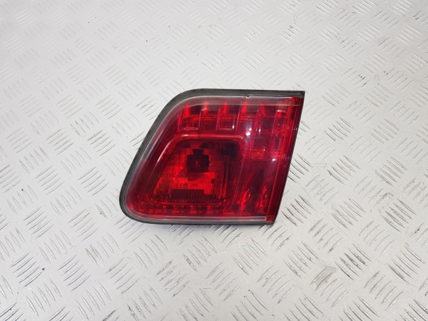 Фонарь крышки багажника правый toyota avensis