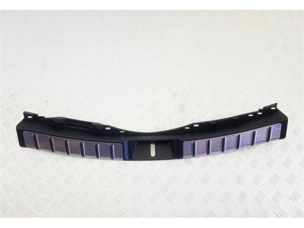 Накладка внутренняя на заднюю панель кузова (багажника) lexus nx az20