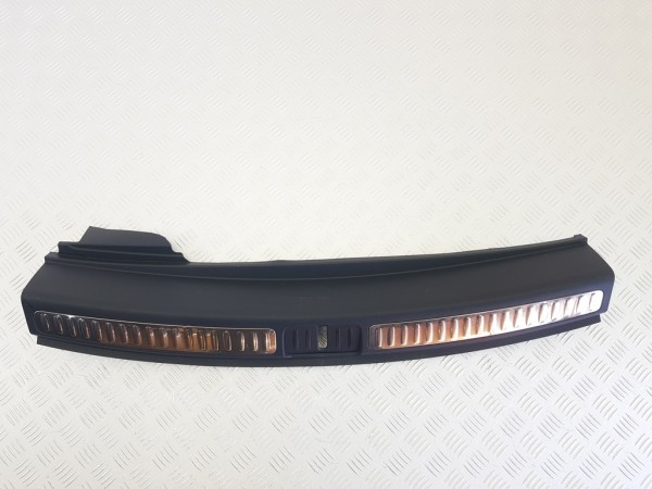 Накладка внутренняя на заднюю панель кузова (багажника) porsche macan